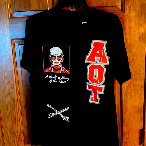 New Attack on Titans A World at Mercy of the Titans Mens T-shirt M NWT Unique - Picture 1 of 1
